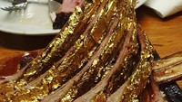 Hobi makannya membawa Lulu Tobing ikut mencoba steak berlapis emas. Potongan daging panggang dengan lapisan edible gold ini siap jadi menu makan malam mewah.  Foto: instagram @lutob