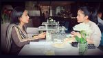 Manisnya Pose Lulu Tobing Saat Hangout dan Makan Bareng Keluarga
