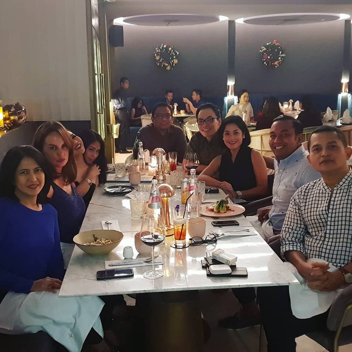 Manisnya Lulu Tobing Saat Hangout dan Makan Bareng Keluarga