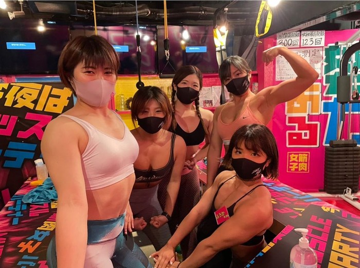 Mau Mampir? Di Bar Ini Wanita-wanita Bertubuh Kekar Siap Layani Pengunjung