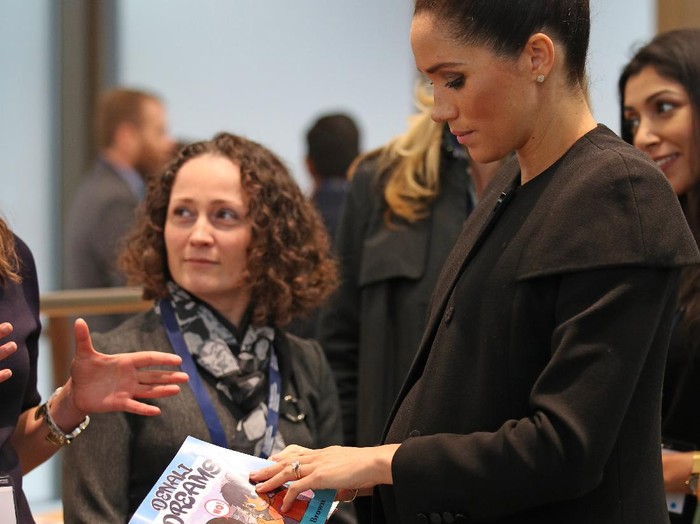 Meghan Markle LONDON, ENGLAND - JANUARY 31: Meghan, Duchess of Sussex looks at Denali Dreams, a book for native American Indian children about the dangers of tobacco use, during a visit to the Association of Commonwealth Universities at University Of London on January 31, 2019 in London, England. In her new role as Patron of the international organisation which is dedicated to building a better world through higher education, the Duchess met students from the Commonwealth now studying in the UK, for whom access to university has transformed their lives. (Photo by Yui Mok - WPA Pool/Getty Images)