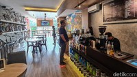 Azwar Kusuma mengawinkan konsep cafe dengan tren bersepeda di ruko 3 lantai yang ia sewa.