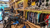 Meski konsep sepeda dan kafe itu bukan yang pertama, Azwar Kusuma optimis bisa bertahan bahkan mendulang untung.