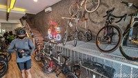 Tidak mengherankan sejumlah koleksi sepeda lipat yang langka dan unik dipajang dan menjadi magnet khusus untuk berfoto atau saat ngopi di DBugs Bike n Brew.