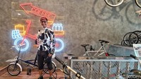 Azwar Hadi Kusuma atau yang akrab dipanggil Om Bugs berpose di kafe DBugs Bike n Brew, di South City, Pondok Cabe, Tangerang Selatan, Jumat (18/6/2021).  