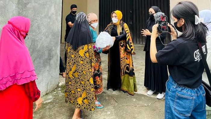 Meski kondisi sedang sulit, masih ada saja orang yang hidup berkecukupan peduli terhadap sesama di tengah pandemi. Ini salah satunya
Dr Eda dan Uci Nurul kerap membagi-bagikan sembako dan santunan pada anak yatim dan kaum dhuafa, terlebih saat pandemi seperti ini.