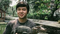 Senyum manis Nicholas Sean sambil menggendong buaya. Foto: Instagram Nicholas Sean