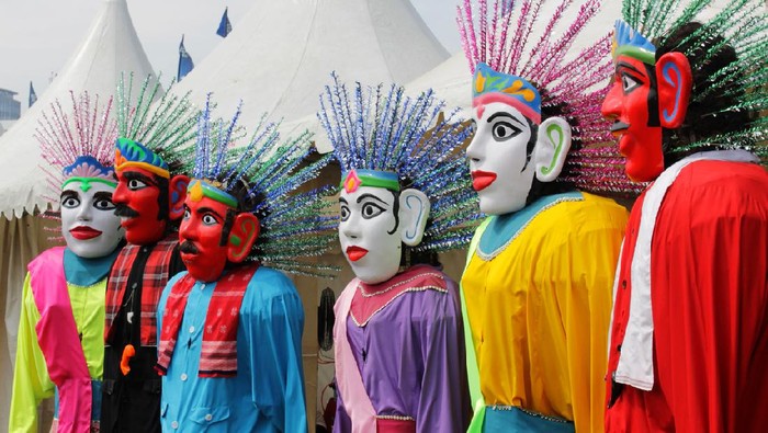 Ondel-ondel is a traditional big doll from Betawis culture, a Jakartas traditional culture that used in exorcise ritual in the past, but in modern days it used to entertain people. The red face is the man & The white face is the woman. Its all made from bamboo for the body structure, wood or fiber glass for its face, coconut fiber for hairs, colorful fabric sheets as the dress & other materials. The doll is human operated from inside of the body.