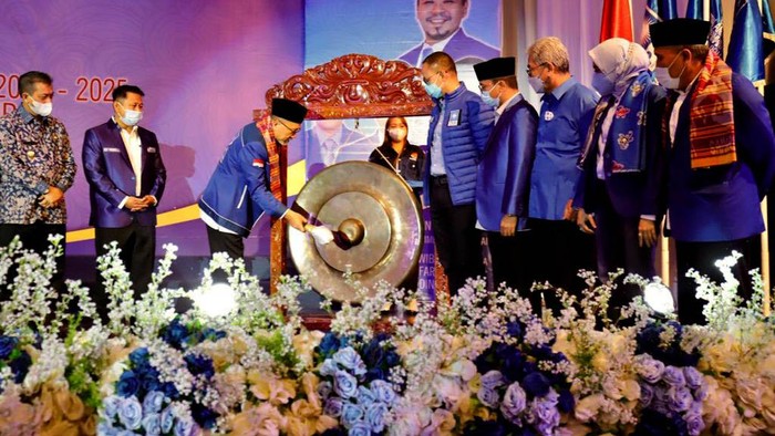 PAN gelar pelantikan pengurus DPW Provinsi Kalimantan Timur dan Rakerwil I di Samarinda. Acara itu dihadiri sejumlah tokoh PAN salah satunya Zulkifli Hasan.