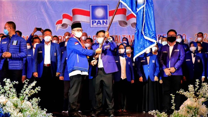 PAN gelar pelantikan pengurus DPW Provinsi Kalimantan Timur dan Rakerwil I di Samarinda. Acara itu dihadiri sejumlah tokoh PAN salah satunya Zulkifli Hasan.