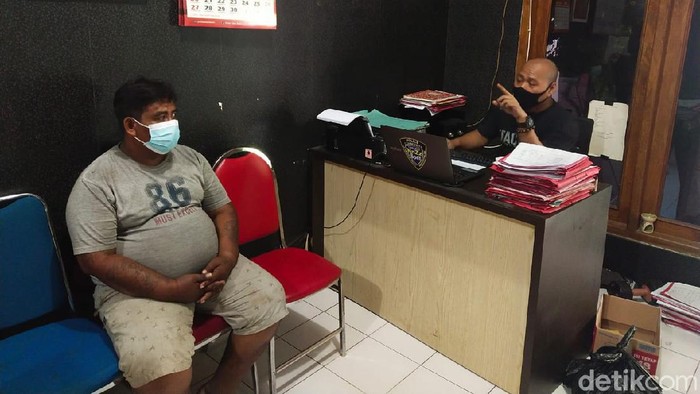 Sutiyono (43), asal Lamongan dibekuk Polisi Tuban. Ia merupakan salah satu DPO yang melakukan penyekapan dan penganiayaan terhadap seorang pegawai leasing.