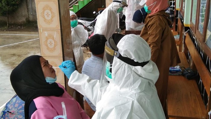 Pengungsi bencana longsor di Cianjur diswab test antigen