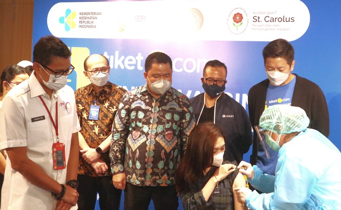 Penyuntikan vaksinasi pertama di acara peresmian Sentra Vaksinasi Tiket.com pada 14 Juni 2021 di RS St. Carolus