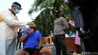 Para warga pun kemudian menjalani swab test di tempat.