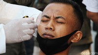 Petugas melakukan penindakan dengan test swab ditempat kepada 43 orang pelanggar protokol kesehatan.  