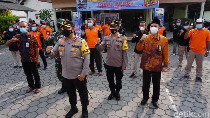Kapolres Mojokerto bersama para relawan di KTS Desa Mejoyo, Bangsal.