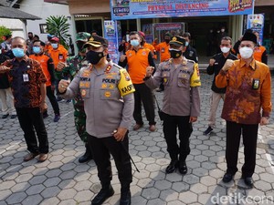 Polisi Mojokerto Gandeng Relawan Putus Penyebaran COVID-19 dan Narkoba