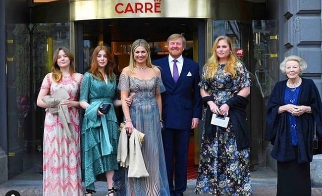 Inilah potret Putri Amalia bersama kedua orangtuanya dan kedua adiknya. Foto: Instagram