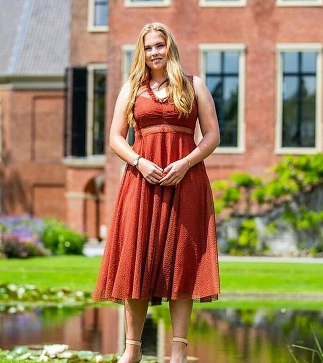 Putri Amalia merupakan gadis yang cerdas di sekolahnya. Remaja yang baru saja menamatkan SMA itu lulus dengan nilai cum laude. Foto: Instagram