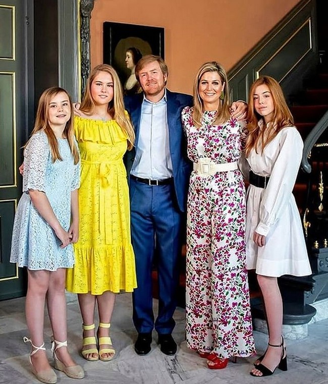 Keluarga kerajaan Belanda dikenal bersahaja, sekaligus modis. Seperti dalam foto ini tampak Putri Amalia menggunakan dress kuning yang matching dengan sepatunya. Foto: Instagram
