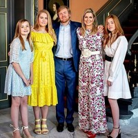 Keluarga kerajaan Belanda dikenal bersahaja, sekaligus modis. Seperti dalam foto ini tampak Putri Amalia menggunakan dress kuning yang matching dengan sepatunya. Foto: Instagram