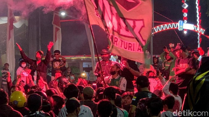 Persebaya merayakan hari ulang tahunnya Jumat (18/6). Puluhan ribu Bonek mulai memadati tengah Kota Surabaya sejak Kamis (17/6) malam. Ini penampakannya.
