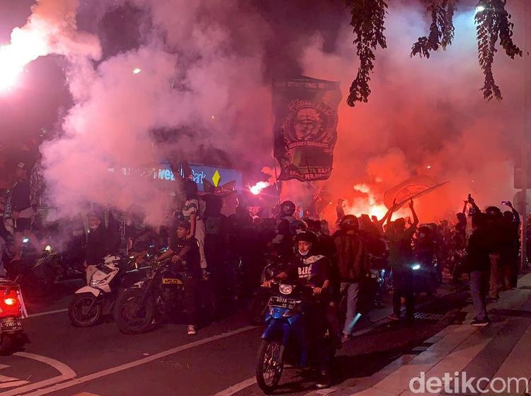 Ribuan Bonek Tumpah Ruah Rayakan Ultah Persebaya