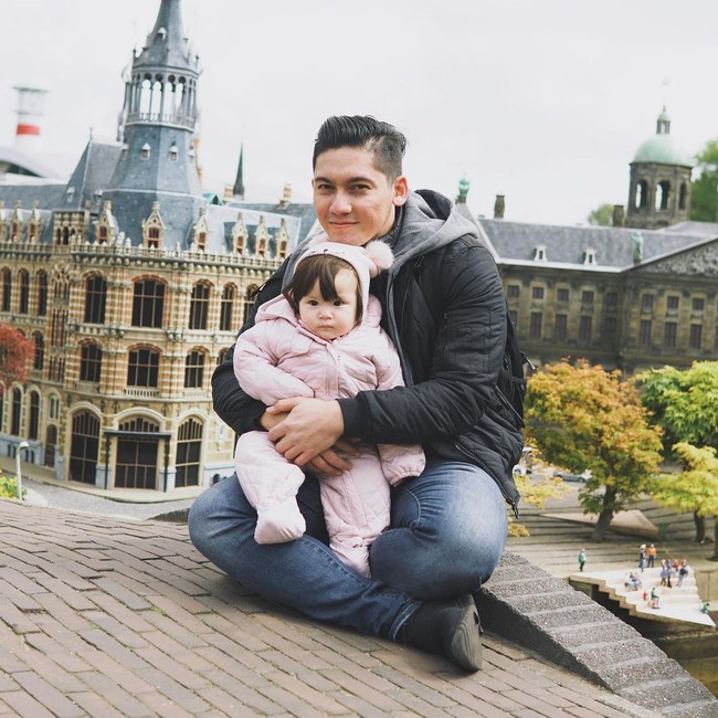 Sudah bisa menimang dua momongan mungkin menjadi salah satu pencapaian paling dibanggakan Samuel Zylgwyn. Kedekatannya dengan kedua putri terlihat di Instagram. (Foto: Instagram: @samuel_zylgwyn)