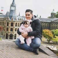 Sudah bisa menimang dua momongan mungkin menjadi salah satu pencapaian paling dibanggakan Samuel Zylgwyn. Kedekatannya dengan kedua putri terlihat di Instagram. (Foto: Instagram: @samuel_zylgwyn)