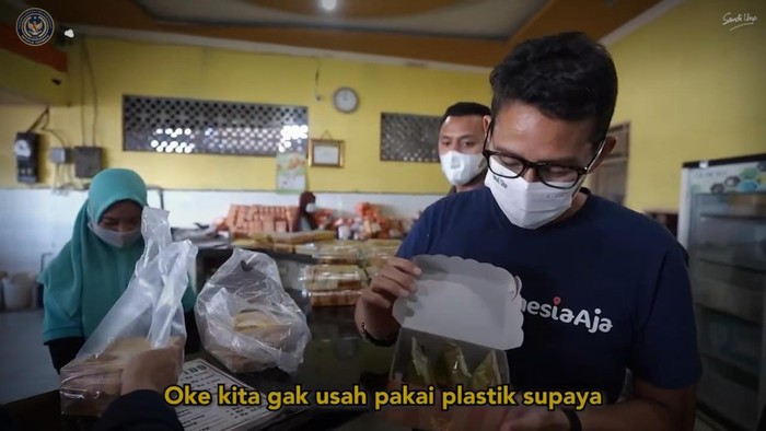 Sandiaga Uno Jajan Jalangkote di Maros Sambil Ingatkan Prokes ke Pengunjung