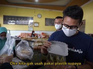 Sandiaga Uno Jajan Jalangkote di Maros Sambil Ingatkan Prokes ke Pengunjung