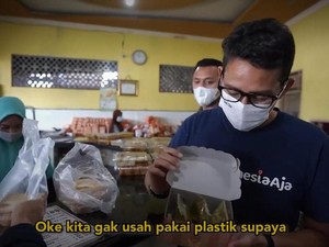 Sandiaga Uno Jajan Jalangkote di Maros Sambil Ingatkan Prokes ke Pengunjung
