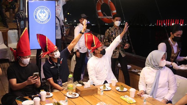 Kedatangan Sandi disambut oleh Wali Kota Makassar, Moh. Ramdhan Danny Pomanto dan Wakilnya, Fatmawati Rusdi. (Istimewa) Kedatangan Sandi disambut oleh Wali Kota Makassar, Moh. Ramdhan Danny Pomanto dan Wakilnya, Fatmawati Rusdi. (Istimewa)