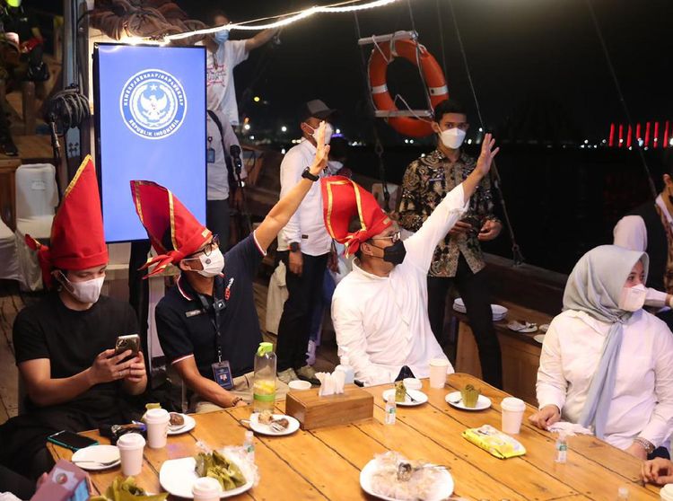 Foto: Keliling Pantai Losari, Sandiaga dan Atta Naik Kapal Phinisi