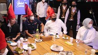 Atta Halilintar tampak terpesona dengan keindahan kota Makassar. Dia menikmati kuliner khas yang disajikan sembari mengelilingi laut Losari. (Istimewa)