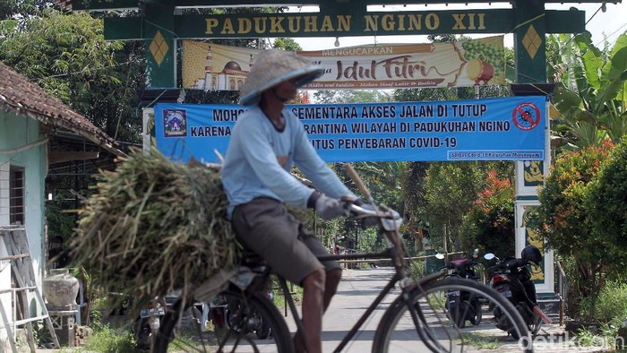 Satu Padukuhan di Sleman Lockdown Gegara Klaster Ziarah Padukuhan Ngino XII, Sleman, berlakukan karantina wilayah. Hal itu dilakukan imbas sejumlah warga erkonfirmasi positif COVID-19 yang berasal dari klaster ziarah