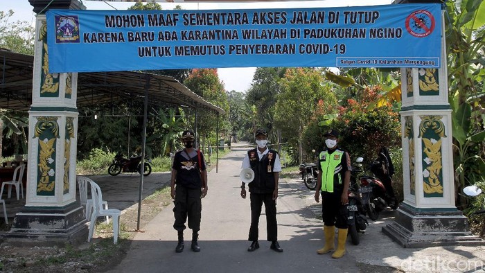 Padukuhan Ngino XII, Sleman, berlakukan karantina wilayah. Hal itu dilakukan imbas sejumlah warga erkonfirmasi positif COVID-19 yang berasal dari klaster ziarah