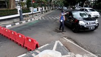 Sementara untuk Senin-Kamis pekan ini dan pekan depan buka tutup jalan dilakukan Pukul 18.00-05.00 WIB saja di Ring 1-3.