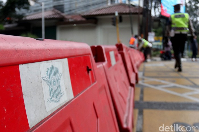 Siang Hari, Buka Tutup Lajur di Kota Bandung juga Berlaku Demi membatasi gerak masyarakat untuk menekan laju penyebaran COVID-19, jalanan di kota Bandung juga diterapkan buka tutup pada siang hari. Tak hanya pada malam hari, buka tutup jalan menuju Pusat Kota Bandung juga dilakukan siang hari. Inilah salah satunya.