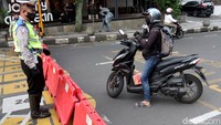 Seorang pengendara sepeda motor bertanya pada petugas yang berjaga saat buka tutup jalan menuju ke Kota Bandung. 