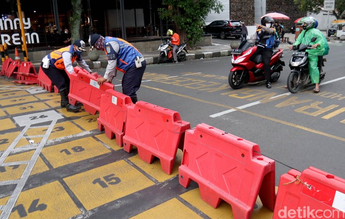 Demi membatasi gerak masyarakat untuk menekan laju penyebaran COVID-19, jalanan di kota Bandung juga diterapkan buka tutup pada siang hari. Tak hanya pada malam hari, buka tutup jalan menuju Pusat Kota Bandung juga dilakukan siang hari. Inilah salah satunya.