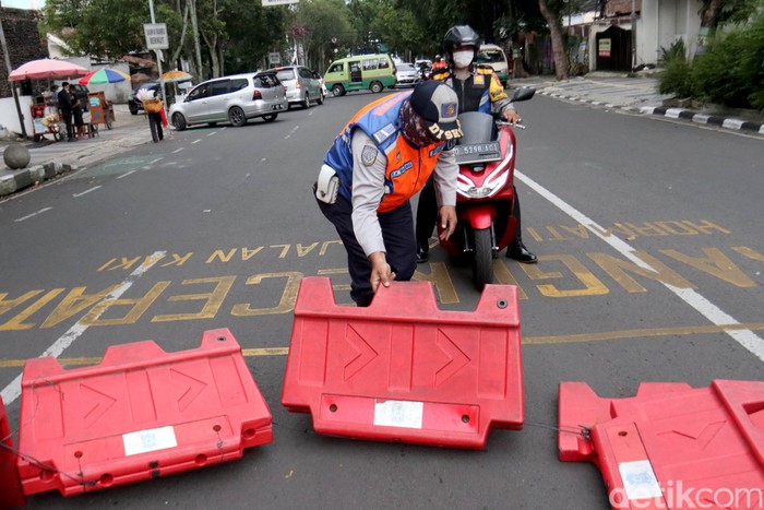 Siang Hari, Buka Tutup Lajur di Kota Bandung juga Berlaku Demi membatasi gerak masyarakat untuk menekan laju penyebaran COVID-19, jalanan di kota Bandung juga diterapkan buka tutup pada siang hari. Tak hanya pada malam hari, buka tutup jalan menuju Pusat Kota Bandung juga dilakukan siang hari. Inilah salah satunya.