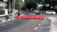 Kebijakan buka tutup jalan ini dilakukan untuk membatasi pergerakan masyarakat dan meminimalisir potensi kerumunan yang kerap terjadi disejumlah titik di pusat Kota Bandung.