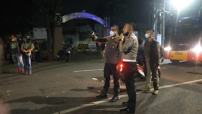 Suasana Jalan Ngaglik menuju Stadion Tambaksari, Surabaya sudah kondusif. Sebelumnya, sempat terjadi kerumunan suporter yang merayakan hari jadi Persebaya Surabaya ke-94.