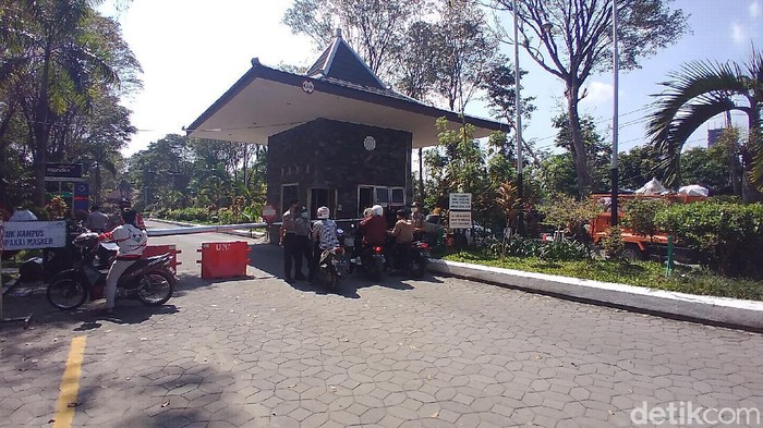 Suasana kampus UNS Solo yang lockdown usai 3 dosen meninggal positif Corona, Jumat (18/6/2021).