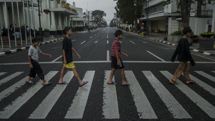 SUASANA RUAS JALAN YANG DITUTUP DI BANDUNG Cosplayer hantu berdiri di tengah ruas jalan protokol kawasan Asia Afrika yang ditutup di Bandung, Jawa Barat, Jumat (18/6/2021). Warga menikmati suasana ruas jalan protokol di Kota Bandung yang lengang setelah ditutup untuk menekan peningkatan kasus aktif COVID-19 dan status siaga satu kawasan Bandung Raya. ANTARA FOTO/Novrian Arbi/rwa.