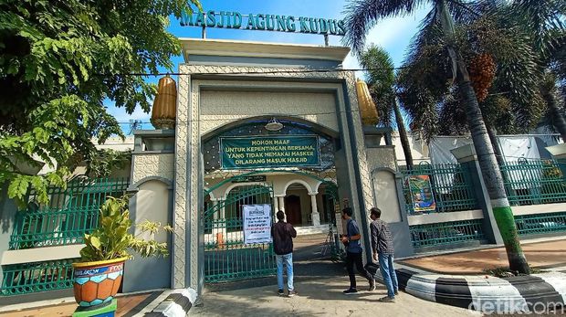 Suasana salat Jumat di Kudus yang saat ini berstatus zona merah Corona di Jateng
