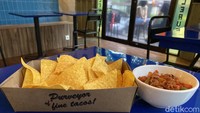 Buat yang bosan ngemil atau makan French fries, bisa pesan Nacho Con Salsa (Rp 50.000). Keripik nacho dari jagung digoreng garing saat ada yang pesan, jadi ketika sampai di atas meja nacho ini masih hangat. Di sisinya ada salsa dengan irisan tomat, bawang bombay, cabai, bawang putih dan daun cilantro. Foto: detikFood