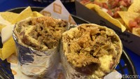 Burrito disajikan dengan nachos renyah sebagai pengganti kentang goreng. Bisa dibilang tekstur dan tampilan dari burrito ini seperti kebab, hanya saja rasanya lebih segar karena paduan salsa dan potongan daging steaknya yang rasanya lebih ringan. Serta tekstur daging sapinya lebih juicy karena sedikit tebal. Foto: detikFood
