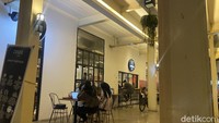 Bagi yang sedang ada di wilayah Kemang, bisa mampir ke gerai Taco Local di area Como Park yang nyaman dan sejuk. Di sini kamu bisa bersantai hingga ngobrol bareng teman sampai gebetan, ditemani taco, nachos dan buritosnya yang enak serta mengenyangkan. Foto: detikFood